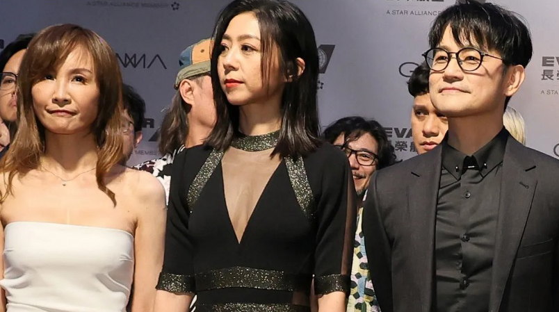 金曲34红毯|陈绮贞甩阴霾首露面 深V薄纱透肤泄春光