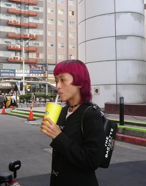 陈奕迅18岁女儿真面目引热议　眼大鼻尖网赞美过妈妈