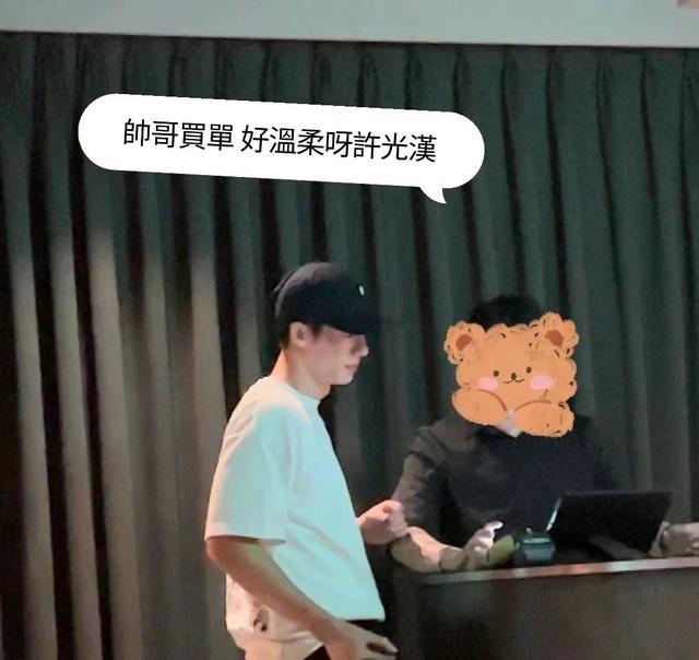 陈奕迅18岁女儿真面目引热议　眼大鼻尖网赞美过妈妈