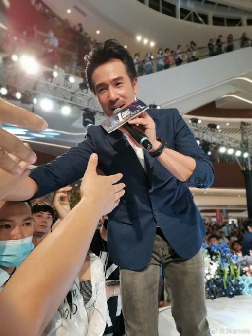 陈豪佛山登台唱歌超受大妈欢迎 视帝被爆收亲民价16万8唱两首歌