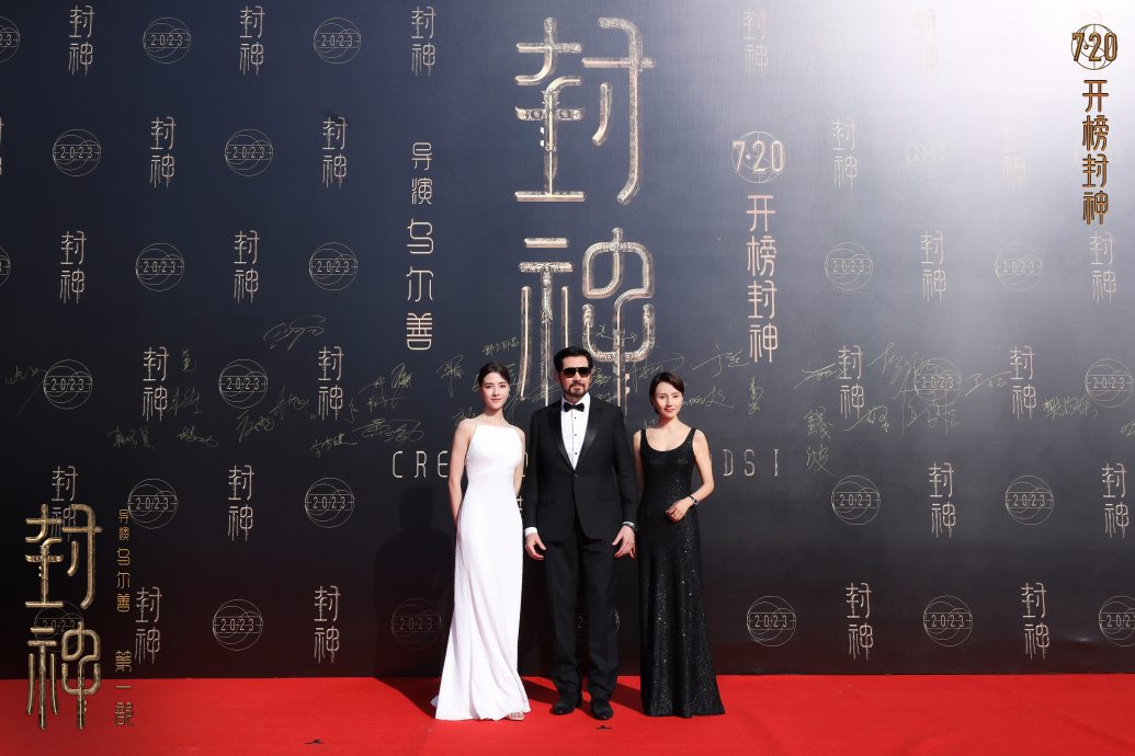 陷牵手摸腰风波 费翔被吐槽没分寸