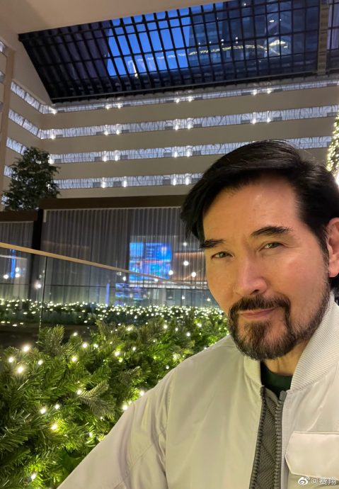 陷牵手摸腰风波 费翔被吐槽没分寸