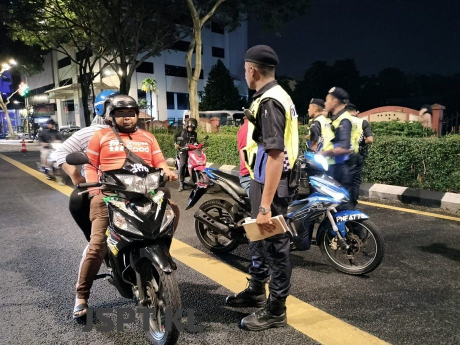 隆交警道路流氓取缔行动 捕8名鲁莽驾驶的男子