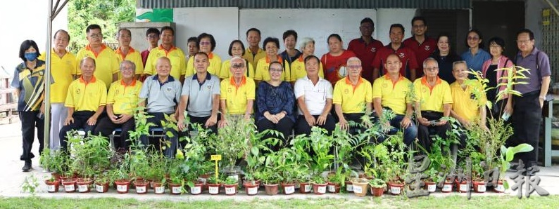 霹雳华社联合会赠送50种草药树苗予万里望中学