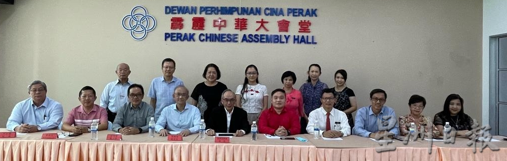 霹/版p8头/《非童凡响·携手童行》讲座会 关和贵吁家长老师出席