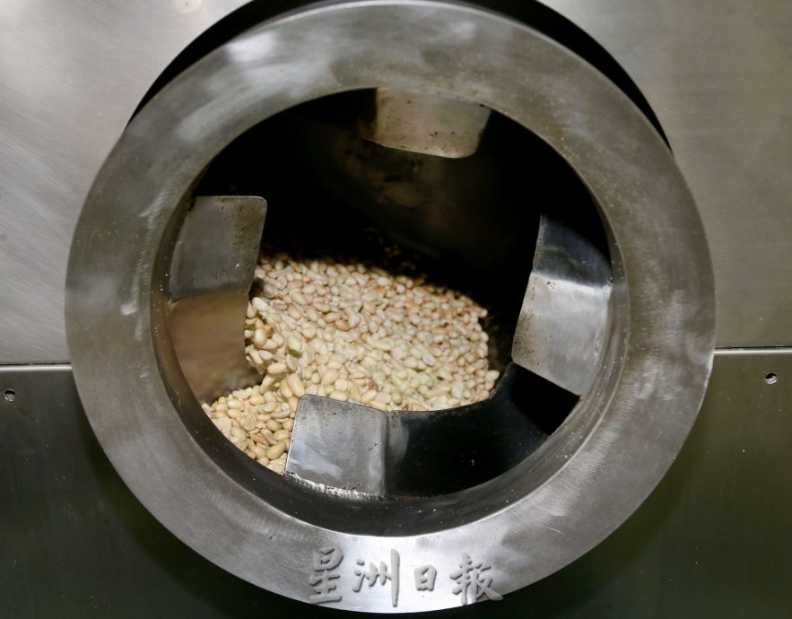 霹:26日见报/封底主文/它的诞生|少加工少盐少糖 简单健康制坚果零食