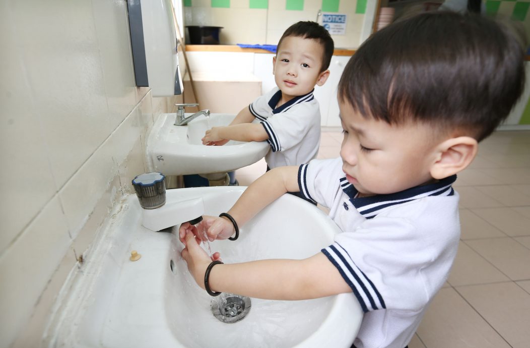 霹:封面主文/手足口症攀高峰 幼教严防 成人也中招