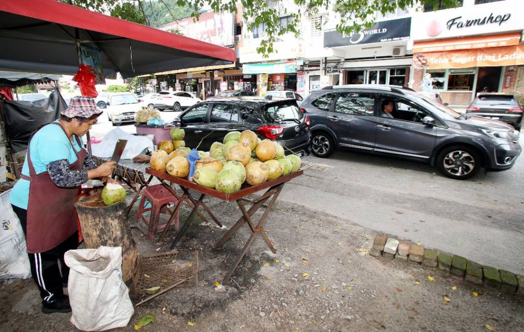 霹:版头/怡天气影响椰水行情淡 生意全靠周末假日外地游客