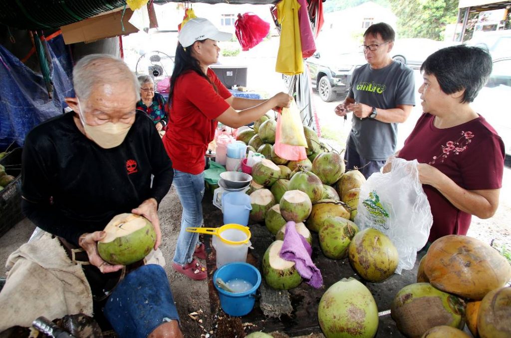 霹:版头/怡天气影响椰水行情淡 生意全靠周末假日外地游客