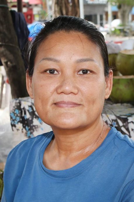 霹:版头/怡天气影响椰水行情淡 生意全靠周末假日外地游客