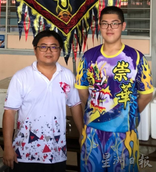 霹:p5/学子版头/崇华华中舞龙队舞出勃勃生机