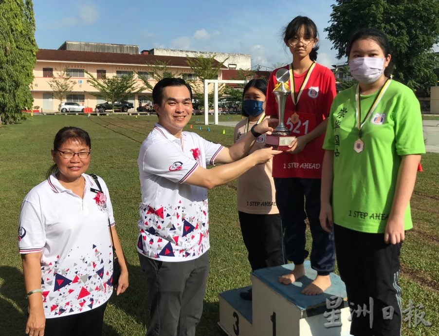 霹:p5/学子版头/崇华华中舞龙队舞出勃勃生机
