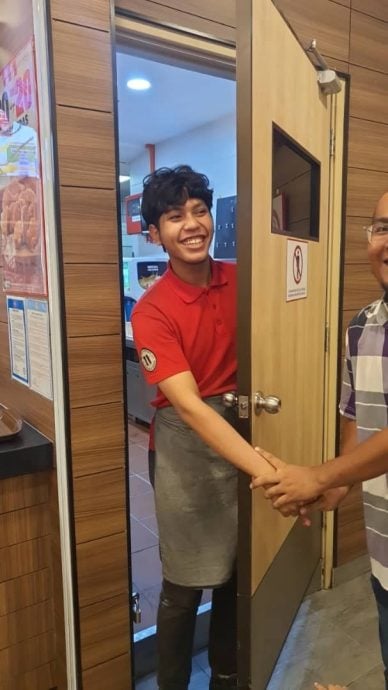 青年商场捡钱包送回 失主赞诚实 网:“好女婿人选”