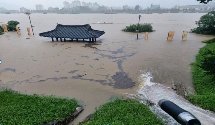 韩暴雨古迹严重受损!1500年历史山城遭洪水灭顶 王陵土石流失