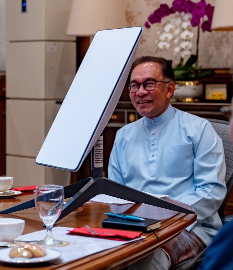 首相视讯会议需大白板打光？ 网民恍然大悟：原来是它！