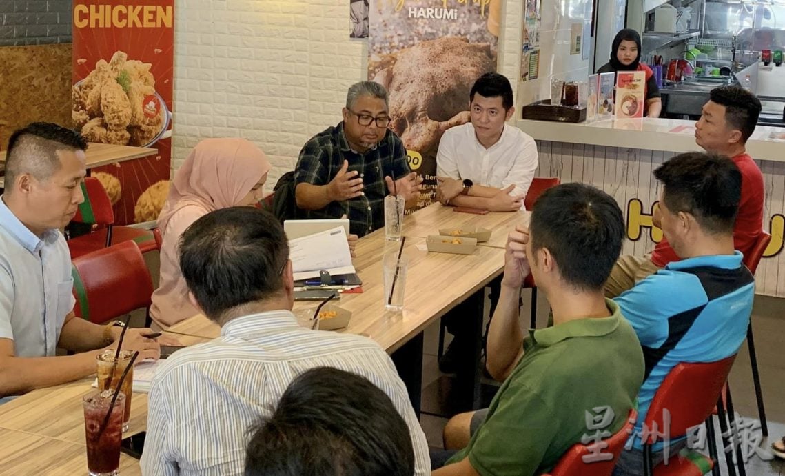 黄天荣:曼绒兽医局非常措施应蝇患 农场捉鸡前须获批准