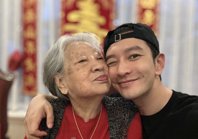 黄晓明为95岁姥姥庆生 小海绵身高快到爸爸胸膛