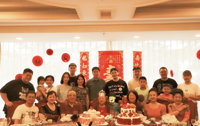 黄晓明为95岁姥姥庆生 小海绵身高快到爸爸胸膛