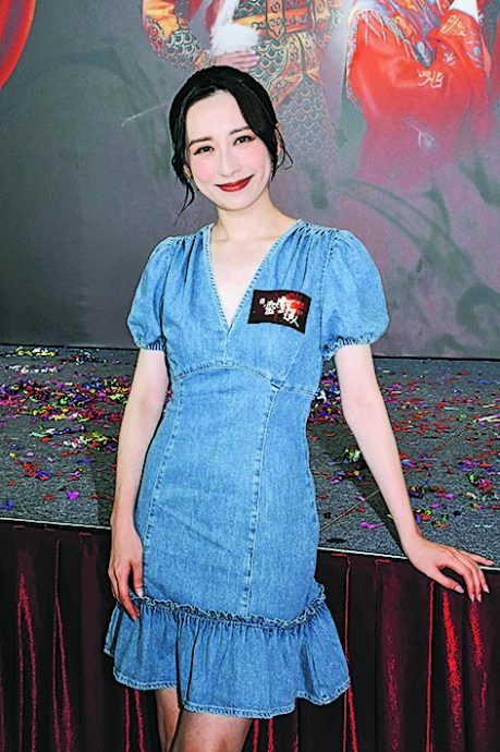 龚嘉欣剧透《灵戏逼人》结局哭到眼肿 若收视28点送吻张振朗