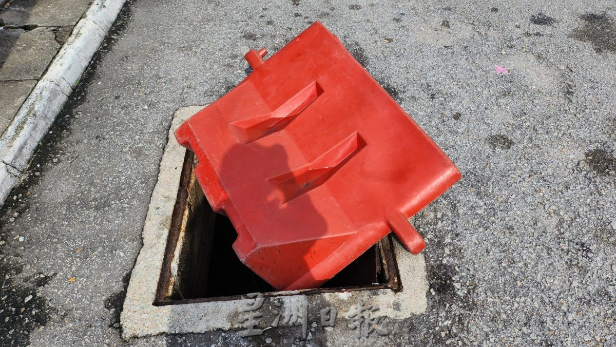 (今必下)NS芙蓉/拿督昔阿末路2处暗涵盖脱落留下大洞,危机四伏