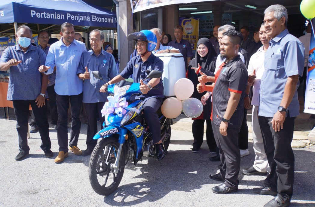 (全国版)法依兹:11州16渔民协会推“流动渔民巴刹”,渔民直接在LKIM码头卖海产,也提供送货上门服务