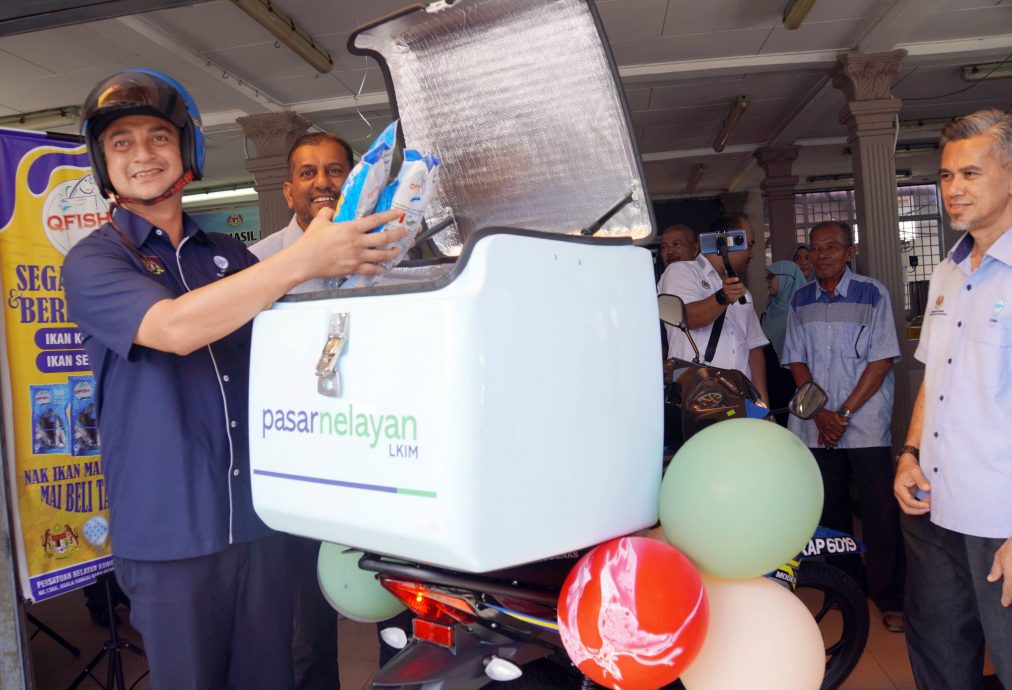 (全国版)法依兹:11州16渔民协会推“流动渔民巴刹”,渔民直接在LKIM码头卖海产,也提供送货上门服务