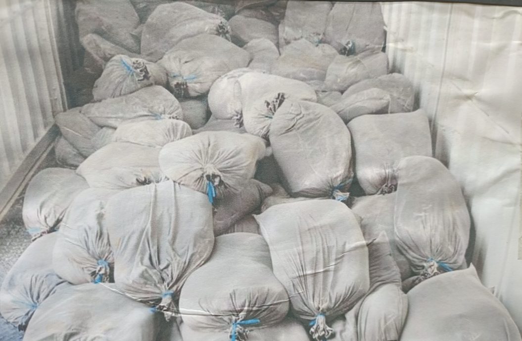 警方调查失窃案,侦破人口贩运和非法开采稀土案。