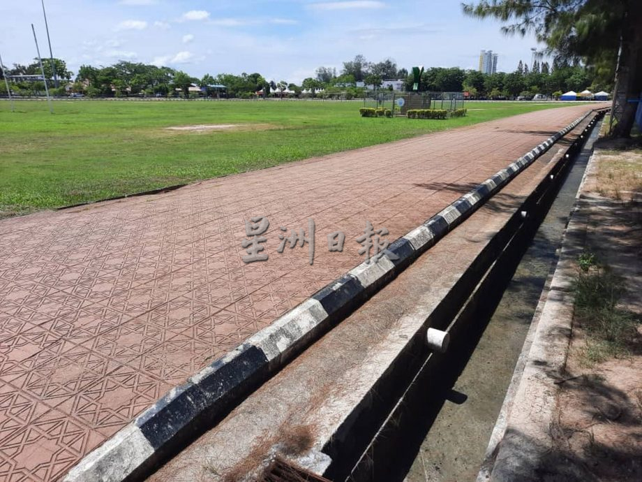 (古城封面主文)沟渠严重阻塞 吉里望广场飘臭 晨运者受不了