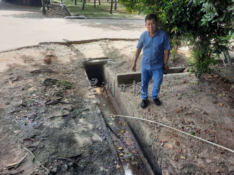 (古城封面主文)沟渠严重阻塞 吉里望广场飘臭 晨运者受不了