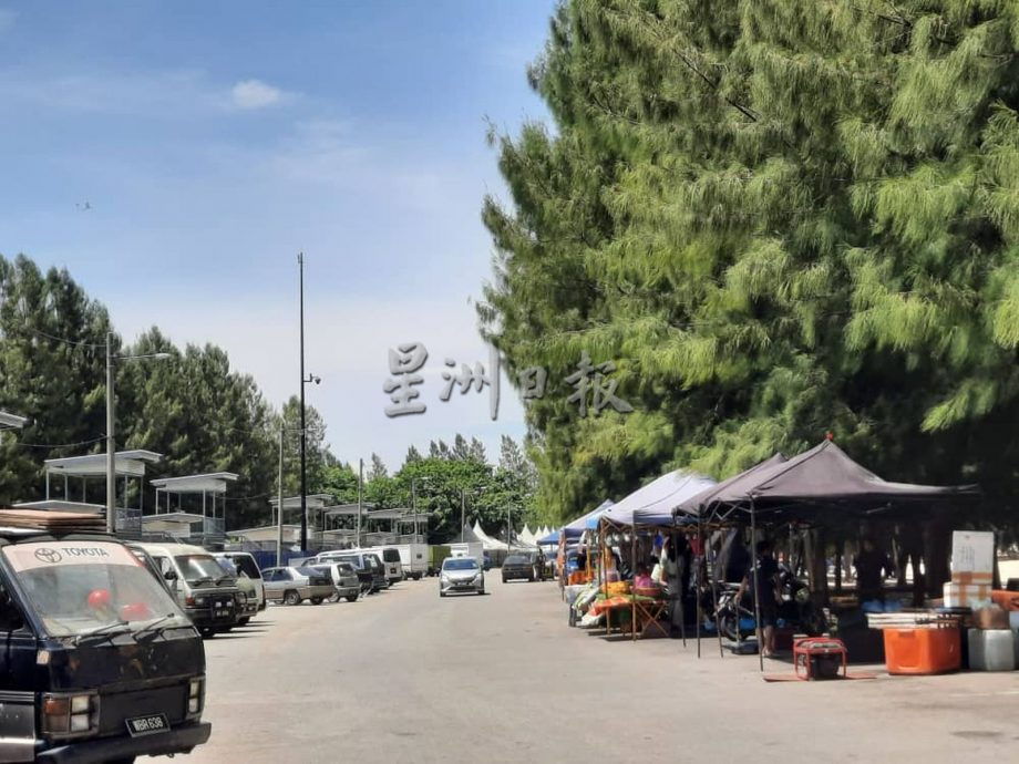 (古城封面主文)沟渠严重阻塞 吉里望广场飘臭 晨运者受不了