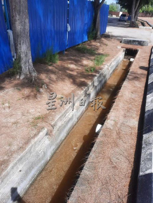 (古城封面主文)沟渠严重阻塞 吉里望广场飘臭 晨运者受不了