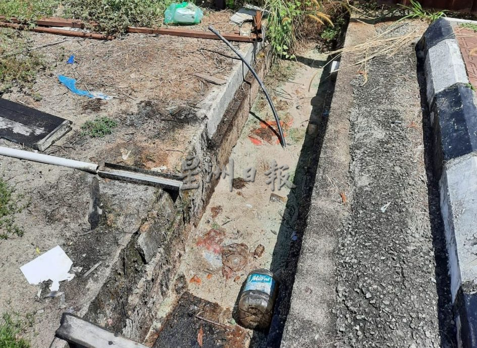 (古城封面主文)沟渠严重阻塞 吉里望广场飘臭 晨运者受不了