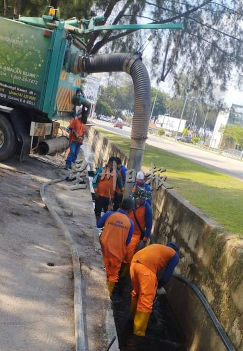 (古城封面主文)沟渠严重阻塞 吉里望广场飘臭 晨运者受不了