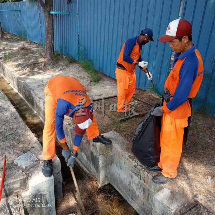 (古城封面主文)沟渠严重阻塞 吉里望广场飘臭 晨运者受不了