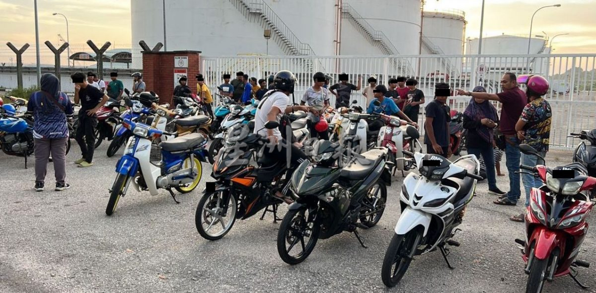 (古城版)5男涉嫌危险骑行被扣 其中一人摔断手