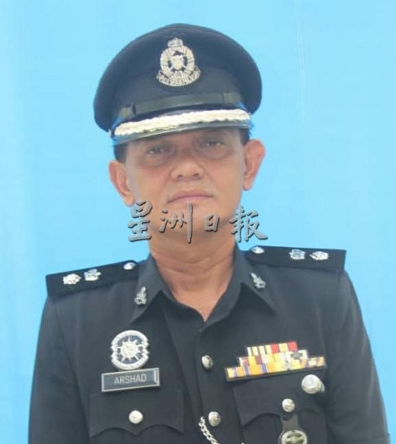 (古城版)5男涉嫌危险骑行被扣 其中一人摔断手