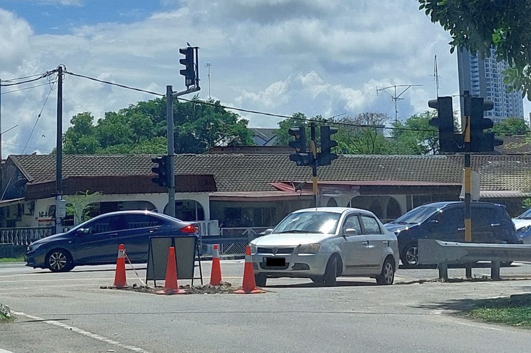 (古城版)转弯处路中央突然有障碍物对道路使者用不利