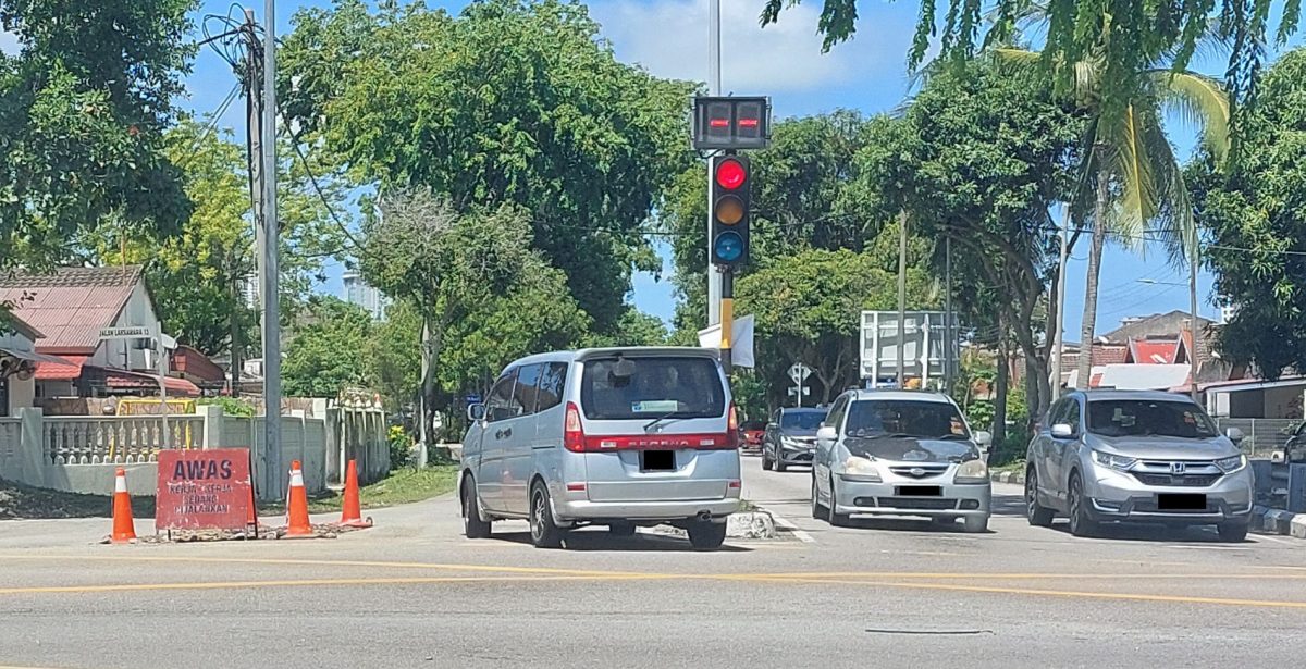(古城版)转弯处路中央突然有障碍物对道路使者用不利