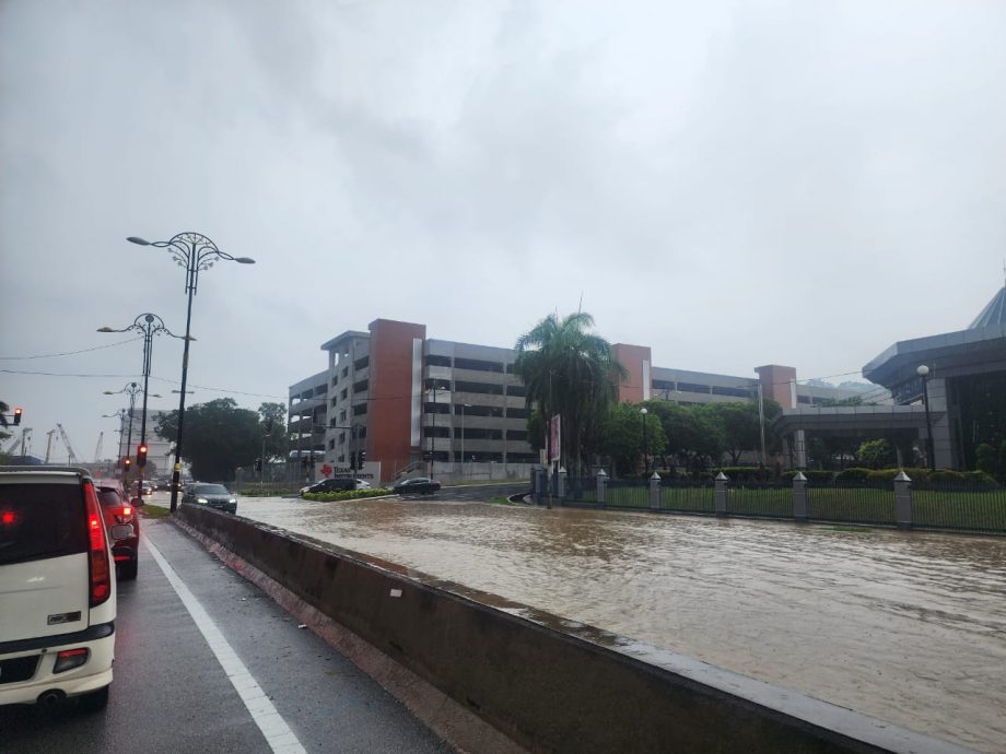 （古城版）马路淹水，二交通失控掉沟