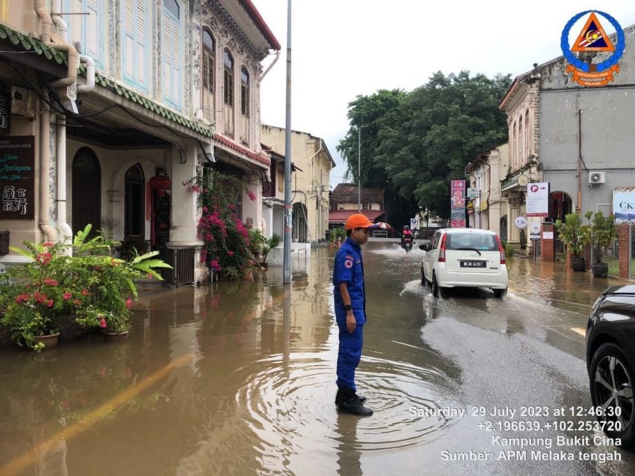 (古城第三版主文)豪雨来袭·甲市区多处汪洋