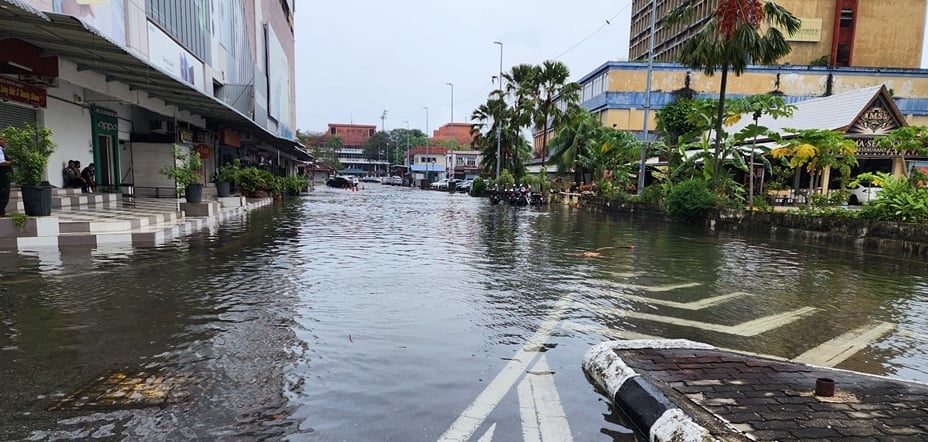 (古城第三版主文)豪雨来袭·甲市区多处汪洋
