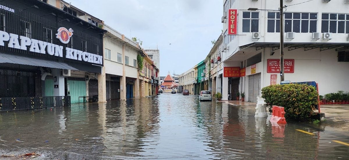 (古城第三版主文)豪雨来袭·甲市区多处汪洋