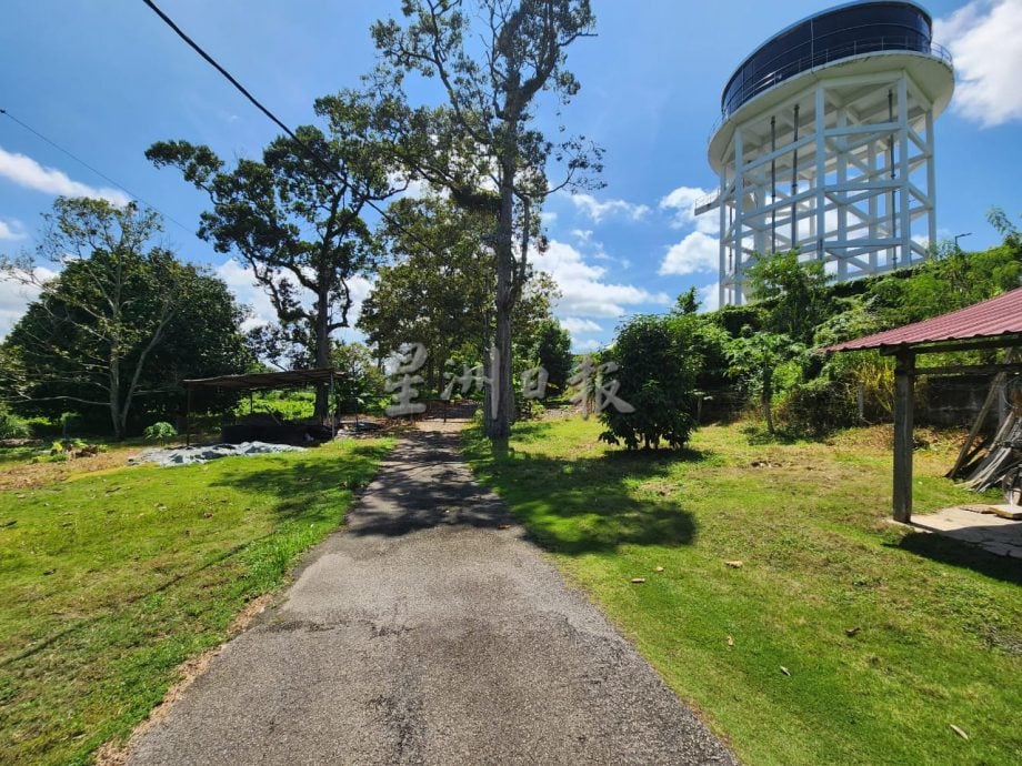 （古城第二版主文）私人地不断流水至住家，长时间积水长青苔有时发出异味