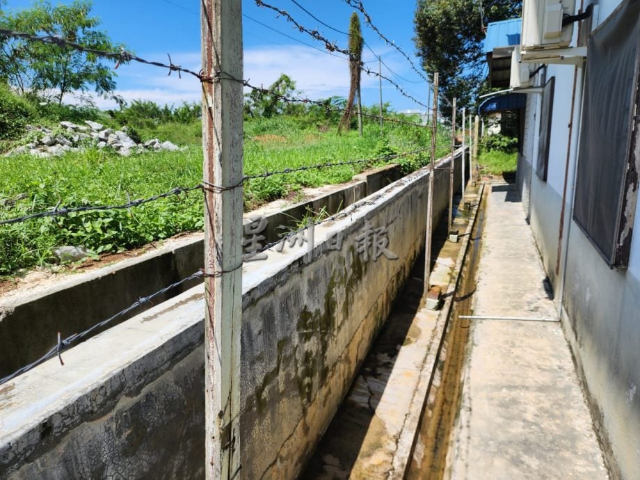 （古城第二版主文）私人地不断流水至住家，长时间积水长青苔有时发出异味