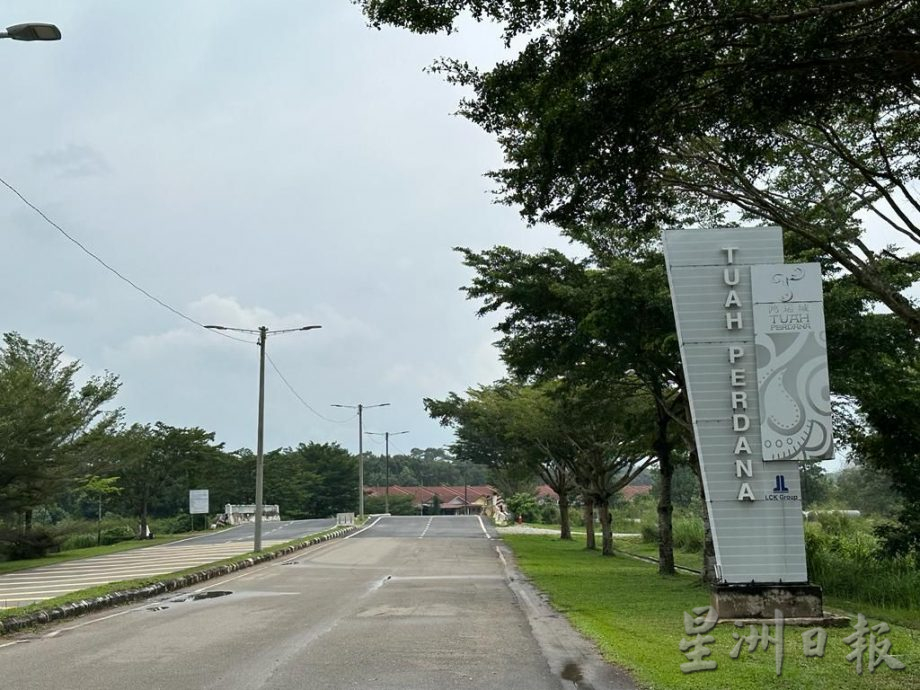 (古城第二版主文)鸿运城道路笔直 少年周末飙车