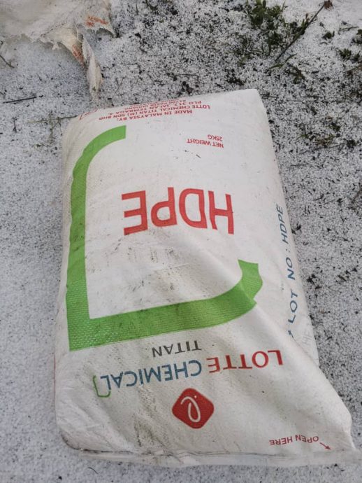 (古城第二版主文,请用此取代文)化学原料散落一地,休旅车闪避不及撞上