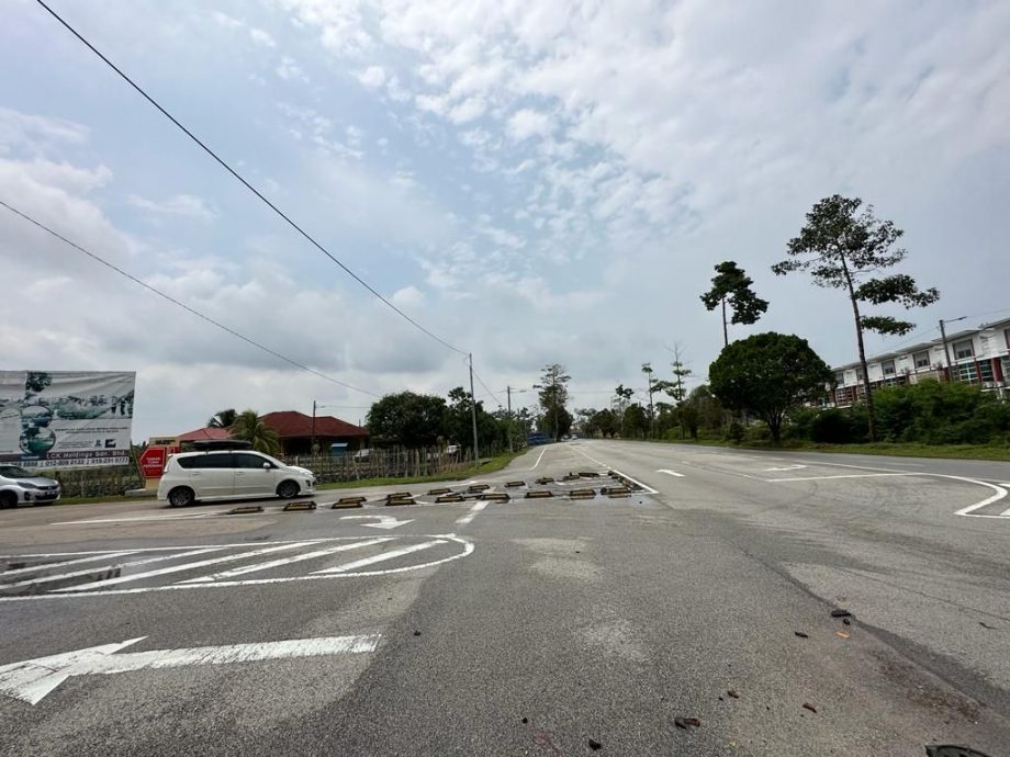 （古城第二版副文）鸿运城路口反光防撞杆被撞毁