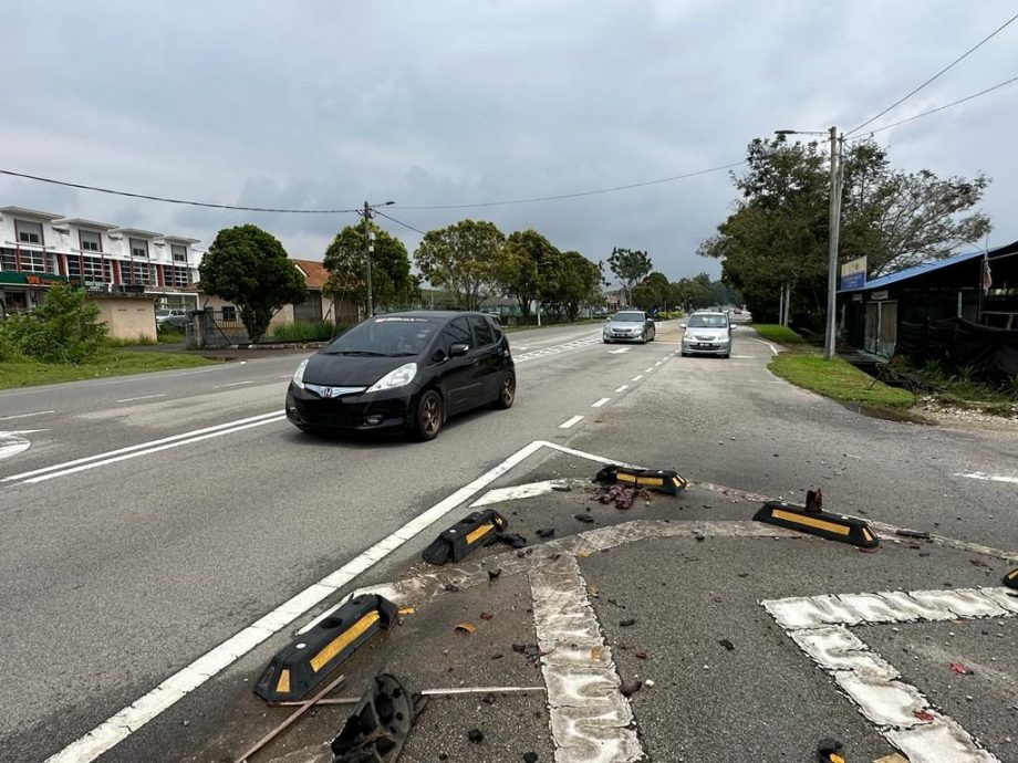 （古城第二版副文）鸿运城路口反光防撞杆被撞毁