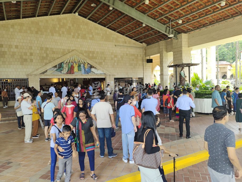 圣安纳主保庆典进入次日,首个周末开始见人潮