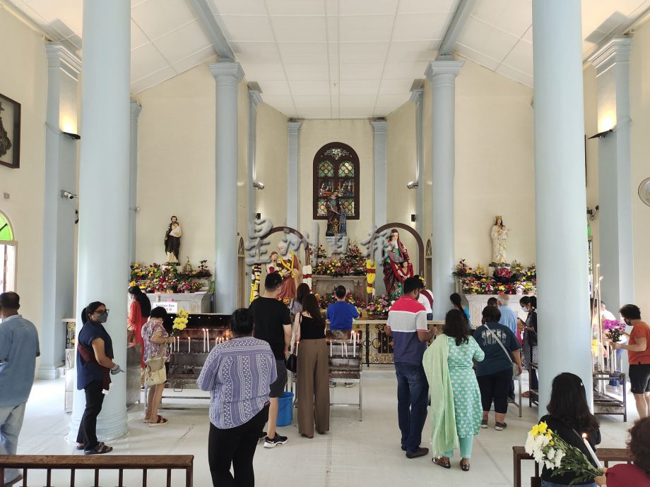 圣安纳主保庆典进入次日,首个周末开始见人潮